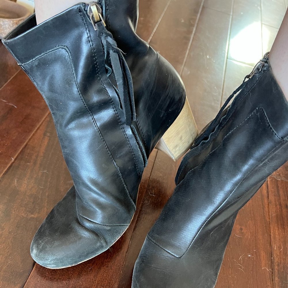 Toms Womens Boots Black w Heel Sz 10